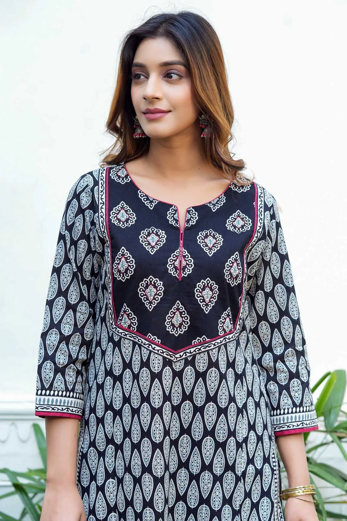 Black Straight Fit Kurta In Pure Cotton